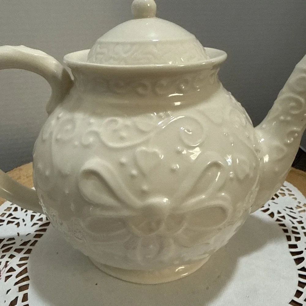 Skye McGhie Eternity White Embossed Floral Teapot 32 Oz Ceramic w Lid Vintage